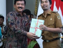 Menteri ATR/BPN Serahkan 1.457 Sertifikat Aset Pemerintah di Kabupaten Madiun