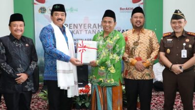 Menteri ATR/BPN Serahkan Sertifikat Tanah Wakaf untuk NU dan Muhammadiyah di Gresik