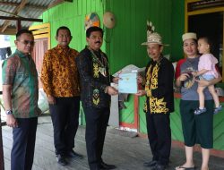 Menteri ATR/BPN Antar Sertifikat Tanah ke Rumah Warga Suku Dayak