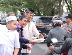 PWI Kalsel dan Polresta Banjarmasin Kolaborasi Bagikan Ratusan Nasi Kotak untuk Berbuka