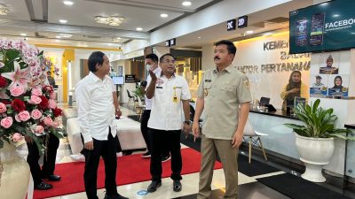 Hari Pertama Pasca Libur Lebaran, Menteri Hadi Tinjau Pelayanan BPN Jakarta Barat