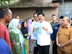 Menteri Hadi Serahkan Langsung Sertifikat Tanah di Desa Winong Cirebon