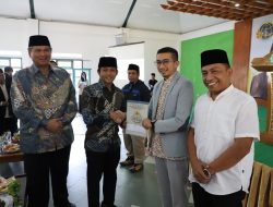 Wamen ATR/BPN Serahkan Sertifikat Tanah Wakaf di Garut, Muhamad Rahman: Semua Tanah Wakaf Bisa Disertifikatkan