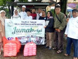 Jumat Berkah, MT Balwan Depok Turunkan Jamaah di Lampu Merah Jalan Nusantara