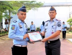 Seorang Pegawai Teladan Terima Penghargaan Dari Karutan Kelas I Depok