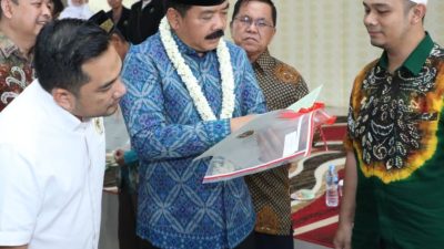 Menteri ATR/BPN Serahkan 12 Sertifikat Tanah Wakaf di Kalsel
