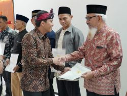 Serahkan Sertipikat di Bandung, Wamen ATR/BPN Apresiasi Kakantah hingga Juru Ukur