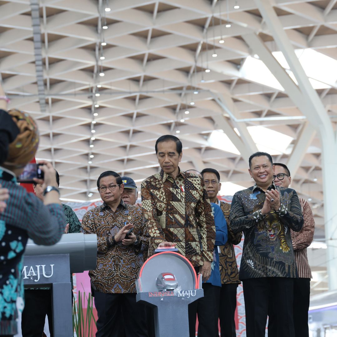 Whoosh, Kereta Cepat Jakarta-Bandung Resmi Beroperasi - Sinar Pagi Baru