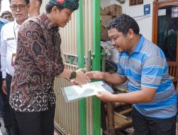 Wamen ATR/BPN Serahkan Sertipikat secara Door to Door di Banjaran, Kabupaten Bandung