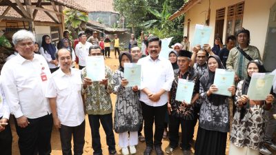 Menteri ATR/BPN Serahkan 405 Sertipikat Redistribusi Tanah di Ciamis