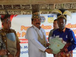 Serahkan Sertipikat Tanah Ulayat di Papua, Menteri ATR/BPN: Dapat Disewakan atas Izin Kepala Adat