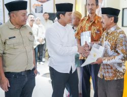 Wamen ATR/BPN Serahkan Sertipikat Tanah Wakaf dan Rumah Ibadah di Kabupaten Cirebon