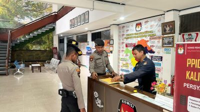 Personel OMB DIT Samapta Polda Kaltim Berhasil Amankan KPU Provinsi Kalimantan Timur di Kota Samarinda