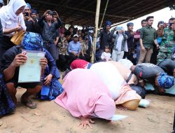 Terima Sertipikat dari Menteri ATR/BPN, Warga Gunung Anten Sujud Syukur