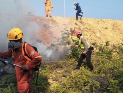 Respon Cepat Tanggap Bencana, Sat Brimob Polda Kaltim Padamkan Kebakaran Lahan di Balikpapan Utara