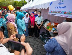 Ketum TP PKK Tri Tito Karnavian Tinjau Pasar Murah untuk Masyarakat Bekasi