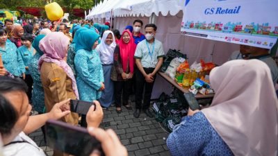 Ketum TP PKK Tri Tito Karnavian Tinjau Pasar Murah untuk Masyarakat Bekasi