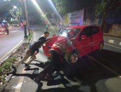 Respon Cepat Brimob Batalyon A Pelopor Bantu Evakuasi Laka Tunggal di Jl. Jend. Sudirman Balikpapan