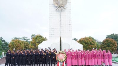 Satbrimob Polda Kaltim Ziarah dan Tabur Bunga di TMP Dharma Agung Balikpapan