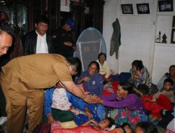 Bupati Samosir Kunjungi Pengungsi dan Meninjau Langsung Lokasi Banjir Bandang