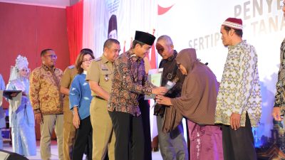 Wamen ATR/BPN Serahkan 500 Sertipikat Tanah PTSL di Kota Pekanbaru