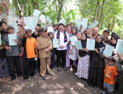 Serahkan 34 Sertipikat di Kabupaten Tegal, Menteri ATR/BPN: Permasalahan Tanah Selesai
