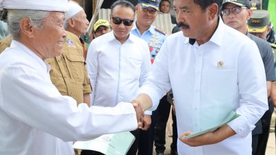Serahkan Sertipikat PTSL di Mataram, Menteri ATR/BPN: Jaga Baik-Baik Sertipikatnya