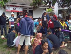 Ketua Relawan Sobat Jarwo Kota Serang Suwendi Mensosialisasikan 21 Program Ganjar – Mahfud MD Sambil Makan Duren
