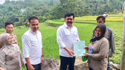 Menteri ATR/BPN Serahkan 1.000 Sertifikat PTSL di Kabupaten Bogor