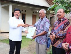 Hadi Tjahjanto Serahkan 205 Sertipikat Hasil Konsolidasi Tanah di Kabupaten Sleman