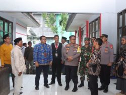 Kapolres Tinjau Rapat Pleno Rekapitulasi Pemilu 2024 Tingkat PPK  di seluruh wilayah Kabupaten Indramayu