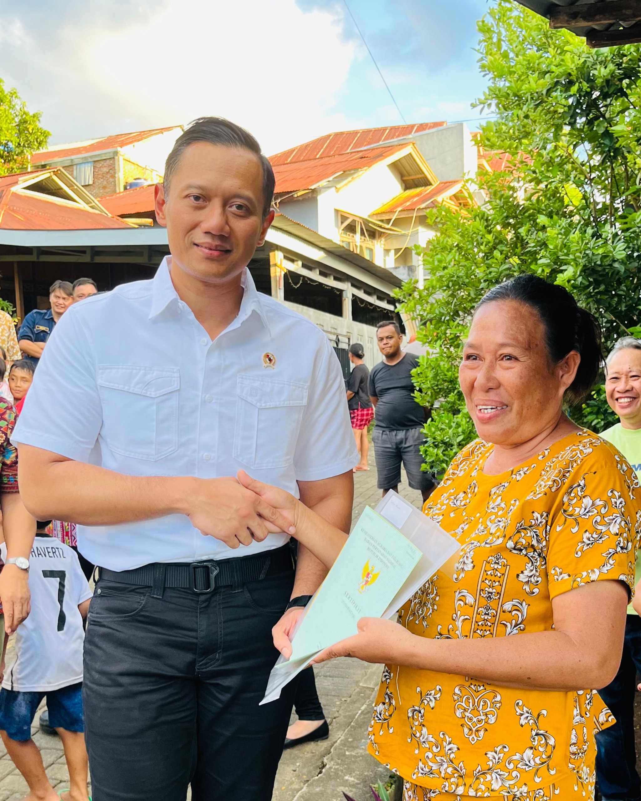 Kunker Perdana, Menteri AHY Serahkan Sertipikat Tanah di Manado
