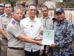 Pj Gubernur Heru Serahkan Sertipikat PTSL Secara Langsung ke Warga Pegangsaan Dua