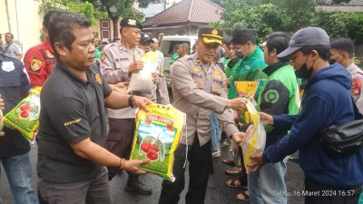 Polres Metro Jaksel Bagikan Sembako Ke Ojol dan Anak Yatim di Bulan Ramadhan