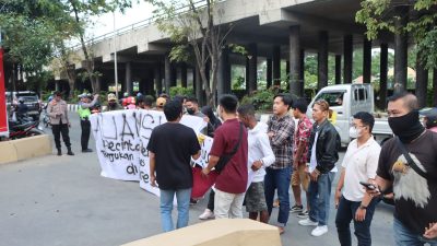 Aliansi Pencinta Pemilu Damai Unjuk Rasa di Depan Kantor Polresta Samarinda