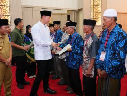 Menteri AHY Serahkan 53 Sertipikat Tanah Wakaf di Provinsi Banten
