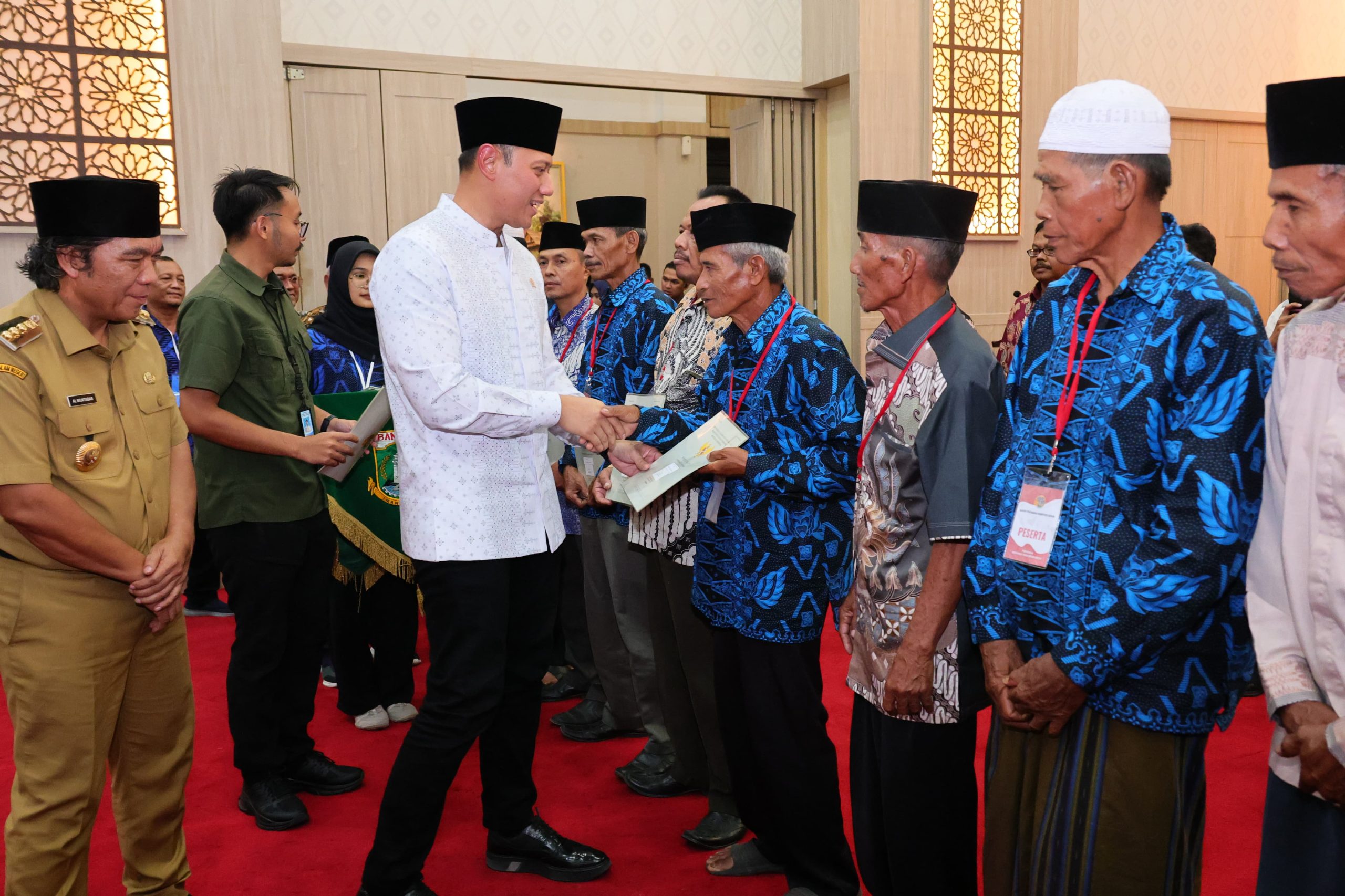 Menteri AHY Serahkan 53 Sertipikat Tanah Wakaf di Provinsi Banten