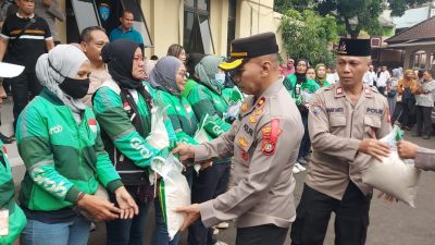 Laksanakan Atensi Kapolda, Polsek Pesanggrahan Bagikan Sembako ke Ojol hingga Disabilitas