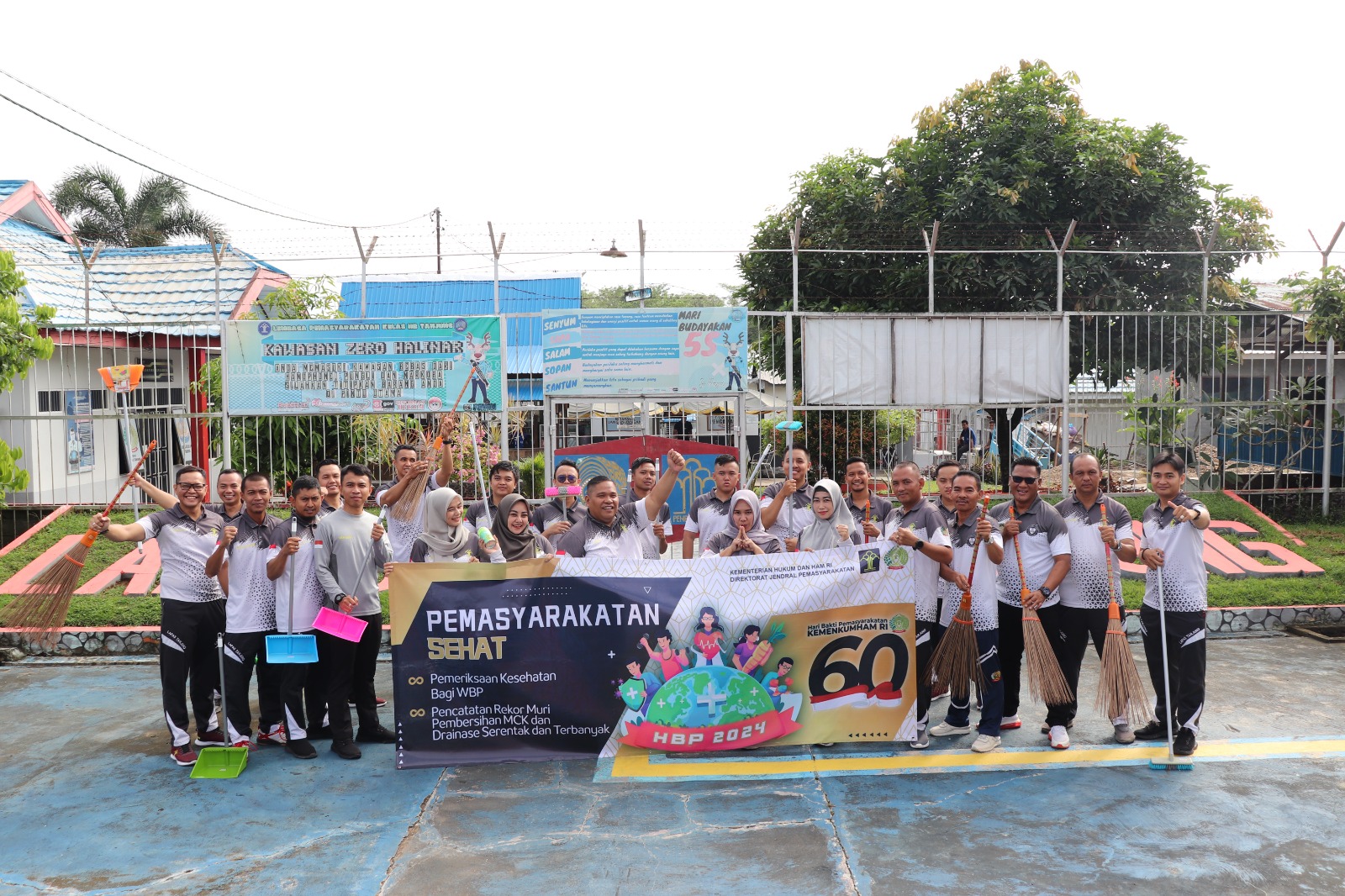 Dalam Rangka HBP Ke-60, Lapas Tanjung Laksanakan Kegiatan Pembersihan MCK dan Sanitasi