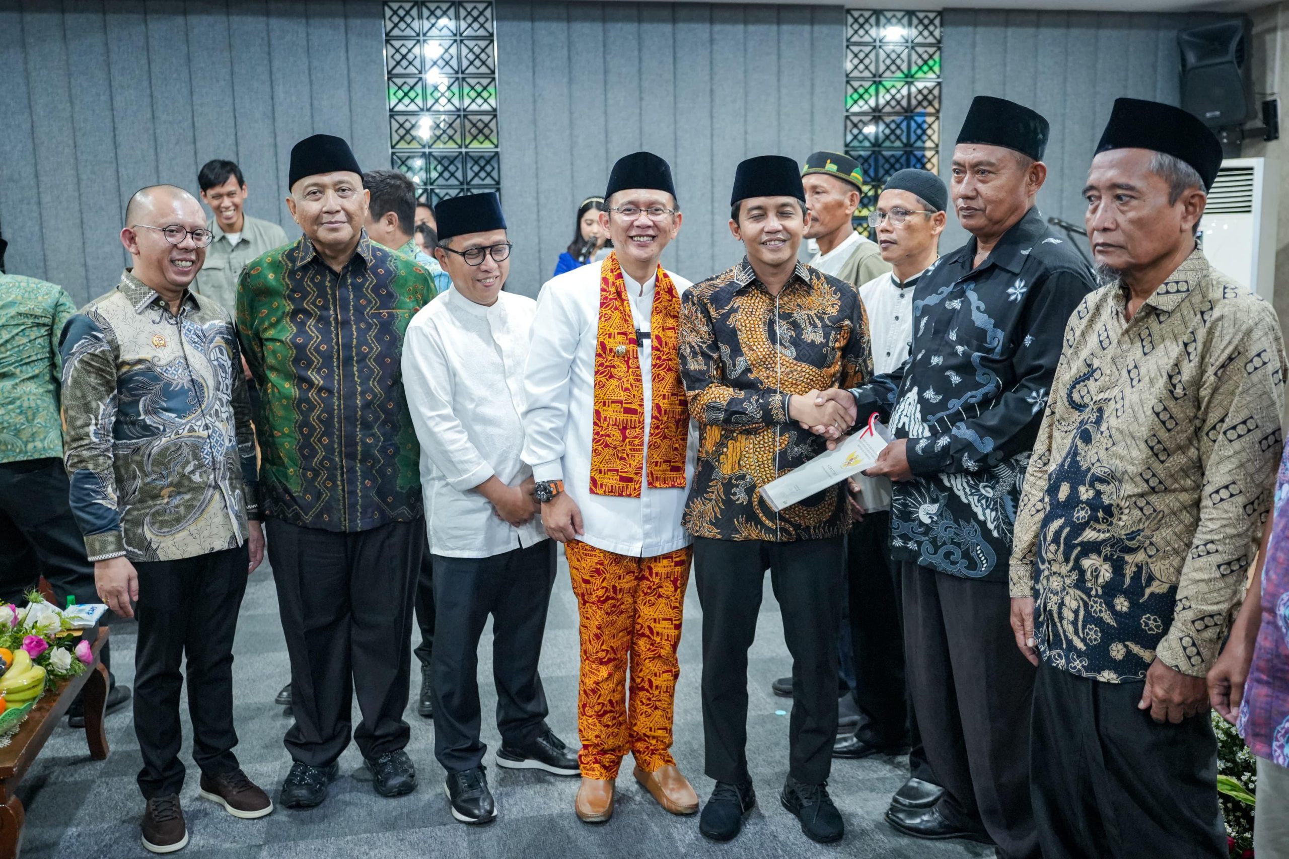 Serahkan 50 Sertifikat Tanah Wakaf di Kabupaten Bekasi, Wamen ATR/BPN: Komitmen Pemerintah Hadir Bagi Umat