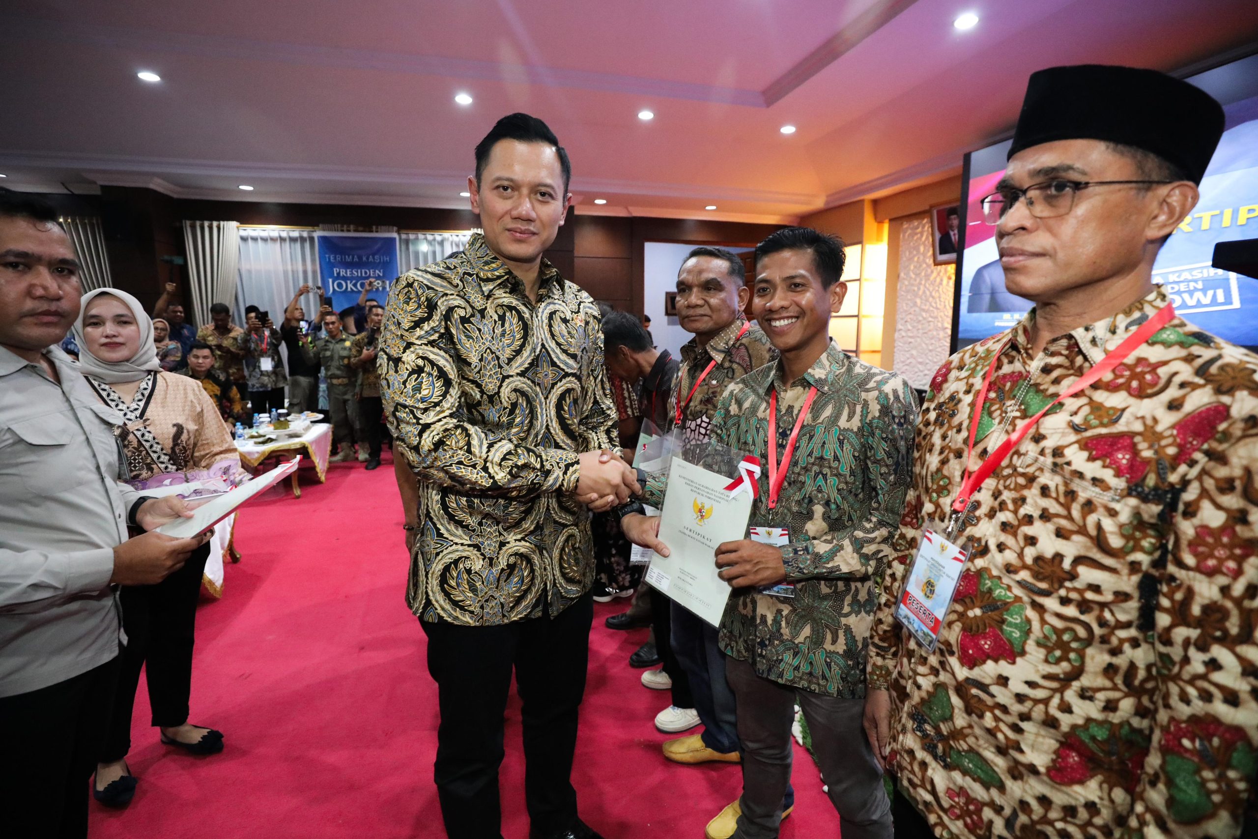 Menteri AHY Serahkan 1.640 Sertipikat Tanah di Sulawesi Tenggara