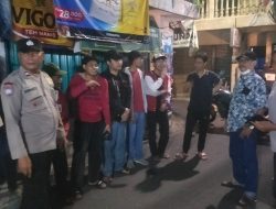 Patroli Jalan Kaki Bhabinkamtibmas dan Ketua RW 06 Bubarkan Anak-anak Remaja yang Nongkrong Tengah Malam