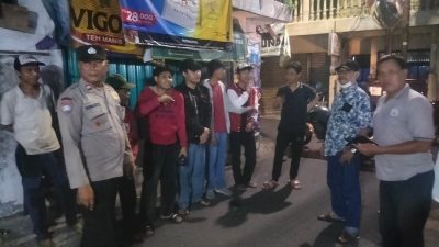 Patroli Jalan Kaki Bhabinkamtibmas dan Ketua RW 06 Bubarkan Anak-anak Remaja yang Nongkrong Tengah Malam