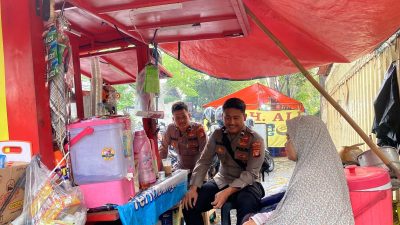 Teruskan Pesan Kapolres, Anggota Binmas Polsek, Cempaka Putih Cooling System ke Pedagang Kaki Lima