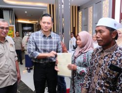 Menteri AHY Serahkan Sertipikat Tanah Elektronik di Kubu Raya