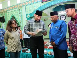 Menteri AHY Serahkan Sertipikat Tanah Wakaf di Pontianak