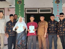 Kantah Kabupaten Cirebon Serahkan 278 Sertipikat PTSL PM Kepada Warga Desa Babakan Ciwaringin