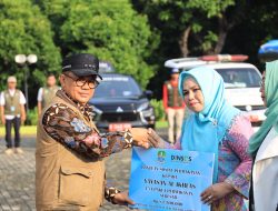 Peringatan Apel PSM Ke 49 Tahun, PJ. Walikota Serahkan Bantuan Hibah Kepada Penggiat Sosial di Kota Bekasi