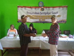 Kantah Kabupaten Cirebon Bagikan 156 Sertipikat PTSL PM di Desa Walahar