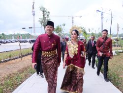 Hadir pada Upacara Penurunan Bendera Negara Sang Merah Putih, AHY Gunakan Baju Adat Daerah Sulsel